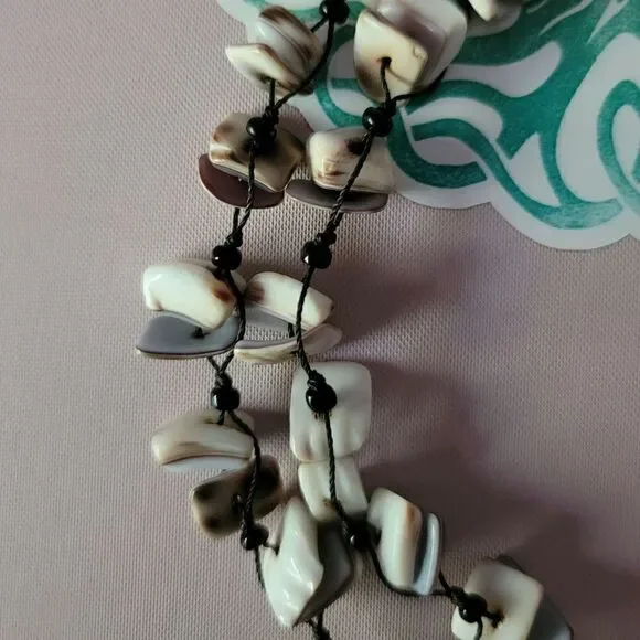 Shell Necklace with Lion on Large Shell (N57) - Picture 3 of 4